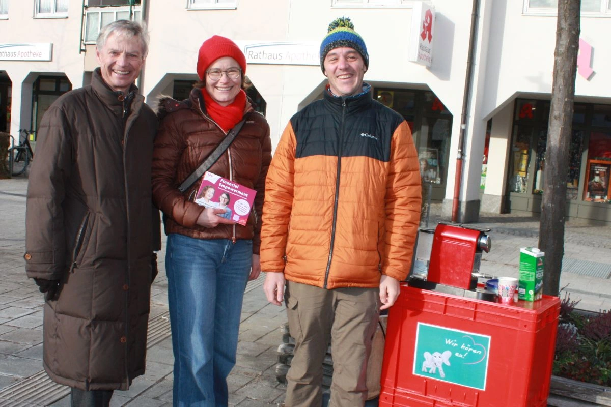 Die SPD als Organisator des Events ließ es sich nicht nehmen, mit ihrem Espresso-Infostand vor Ort zu sein: Hier standen Dr. Thomas Breitenstein, Birte Bode und Tudi Le Bleis Rede und Antwort. (Bild: Peter Marwan)