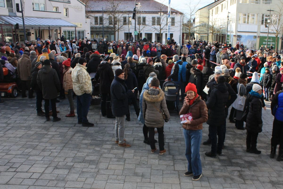 Eigentlich sollten sie schon da sein, die Schäffler aus Ismaning. Die Gäste haben sich jedenfalls zahlreich eingestellt. (Bild: Peter Marwan)