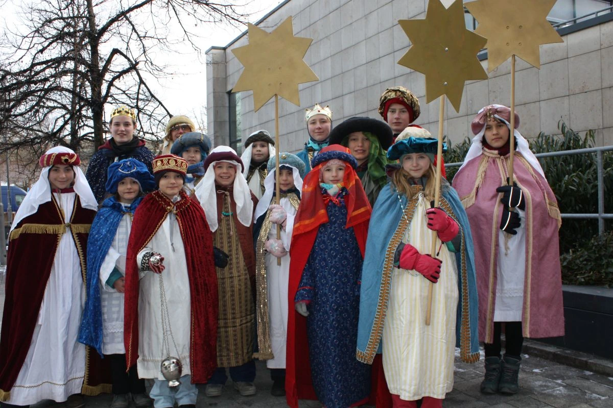 Immerhin: Die Sternsinger sind pünktlich da. Über 100 von ihnen sammelten dieses Jahr in Unterschleißheim für ein Hilfsprojekt in Bangladesh. Diese Abordnung brachte den Segen auch auf den Rathausplatz. (Bild: Peter Marwan)