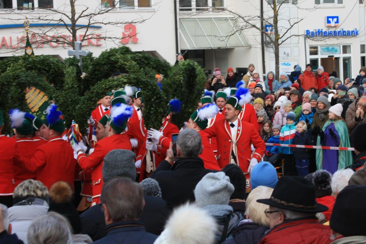 Dank der vorangegangen Erklärungen von höchster Stelle sind die teils recht komplizierten Tanzfiguren besser verständlich. (Bild: Peter Marwan)