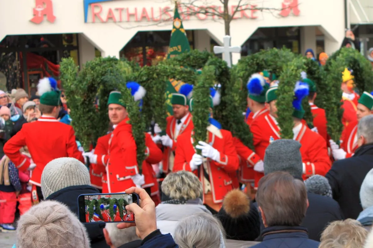 Großer Andrang herrschte am 6. Januar 2026 beim Schäfflertanz auf dem Rathausplatz in Unterschleißheim. (Bild: Peter Marwan)