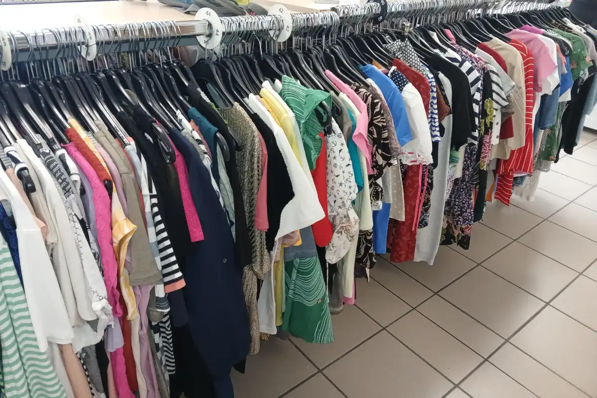 Klawotte in Unterschleißheim mit großer Auswahl an Blusen und Hemden (Foto: Helmut Göbel)