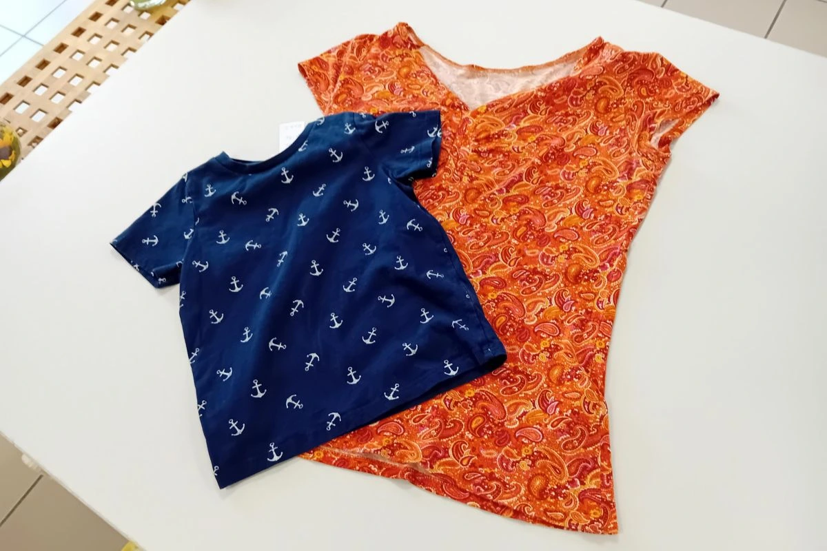 Zwei T-Shirts in der Klawotte Unterschleißheim (Foto: AWO München-Land)