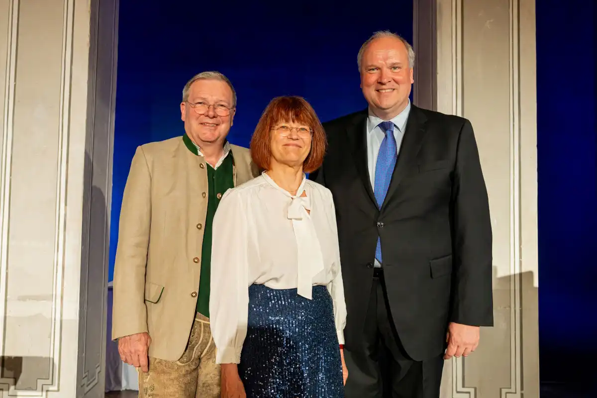 36 Jahre Einsatz im Kreistag des Landkreises München: Ernst Weidenbusch und Ingrid Lenz-Aktas zusammen mit Landrat Christoph Göbel. (Foto: Fotoagentur Robert Kiderle)
