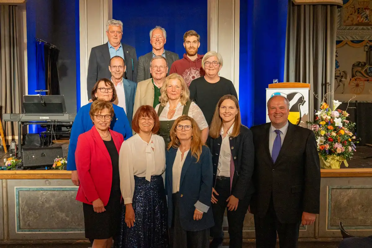 Die verabschiedeten Kreisräte mit Landrat Christoph Göbel (jeweils von l. n. r. mit der ersten Reihe unten beginnend): Maria Knoller, Ingrid Lenz-Aktas, Karin Schuster, Annabella Wünsche, Landrat Christoph Göbel, Ilse Weiß, Ingrid Lindbüchl, Florian Ernstberger, Ernst Weidenbusch, Tanja Campbell, Kilian Körner, Günter Heyland und Dr. Philipp Bauer. In Abwesenheit verabschiedet wurden darüber hinaus: Bela Bach, Natascha Kohnen, Lissy Meyer, Sabine Pilsinger, Michael Ritz, Frank Sommer und Hubert Zellner. (Foto: Fotoagentur Robert Kiderle)