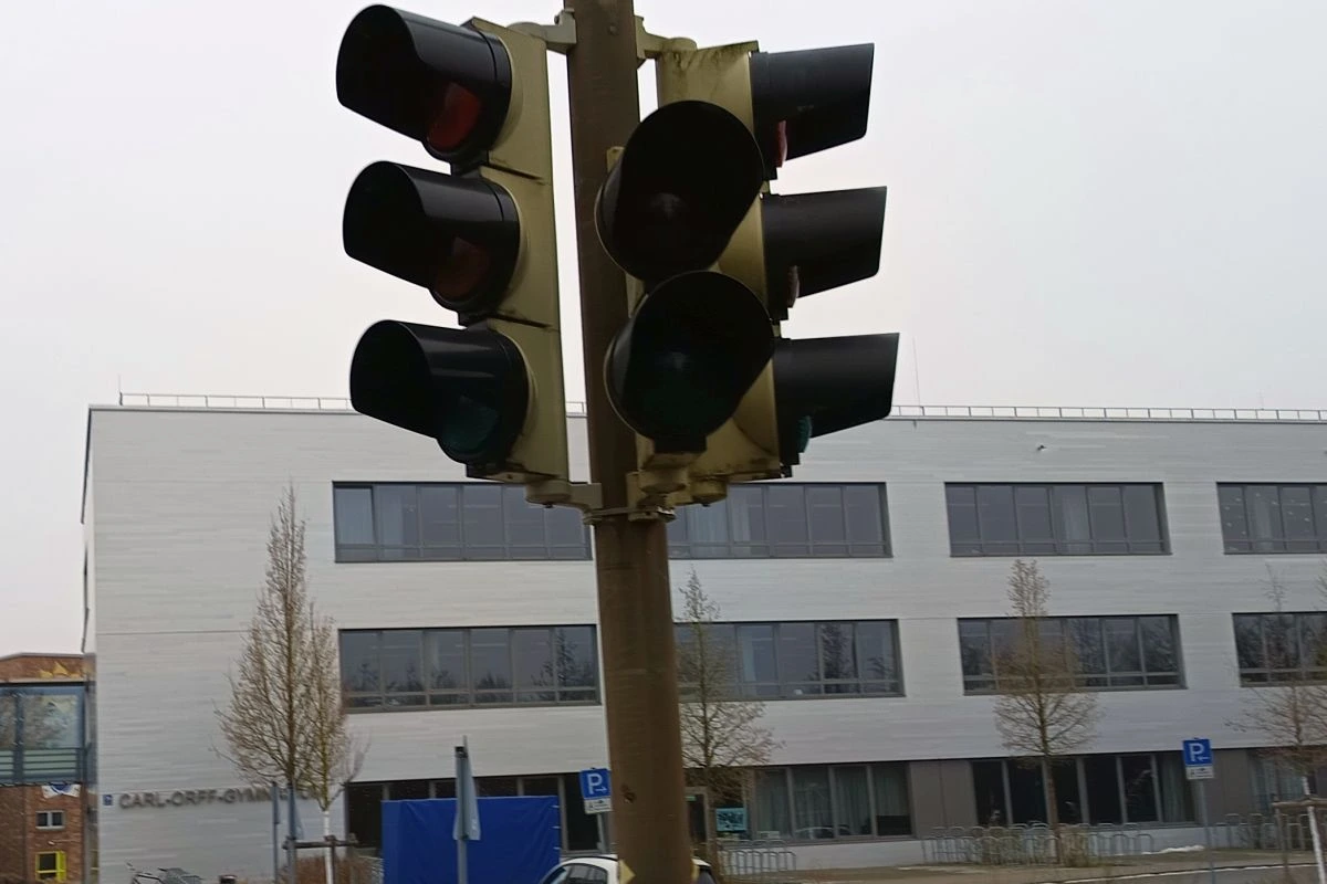 Defekte Ampel am Münchner Ring vor dem Carl-Orff-Gymnasium in Unterschleißheim (Bild: Peter Marwan)