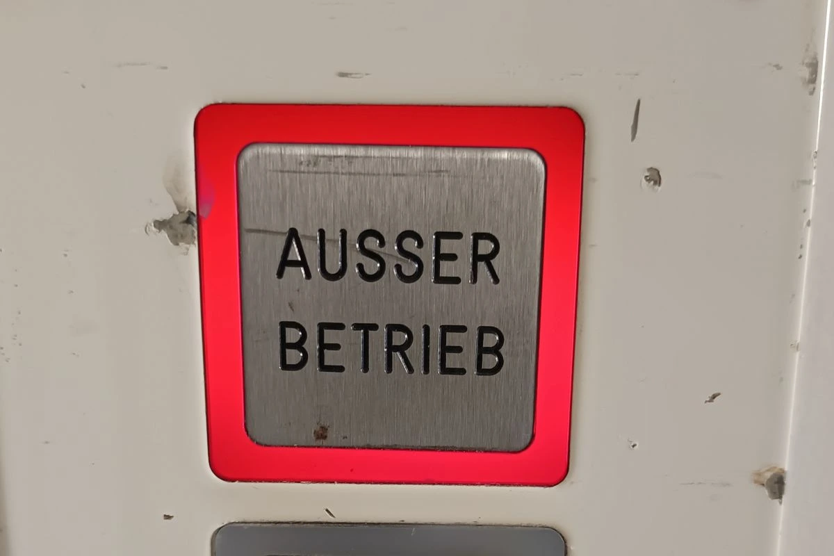 Hinweis "Ausser Betrieb" am Aufzug des Bürgerhauses in Unterschleißheim (Bild: Peter Marwan)