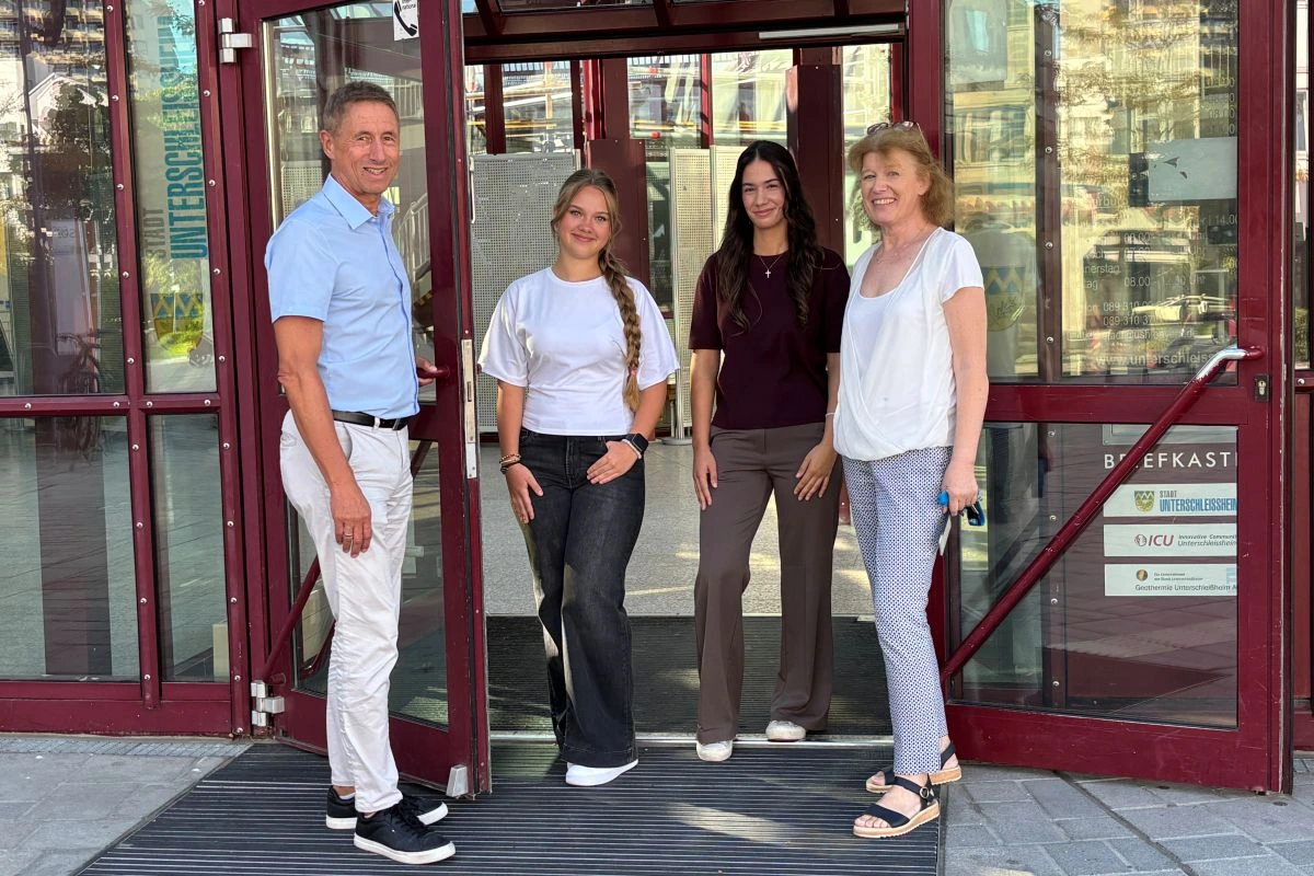 Bürgermeister Christoph Böck und Ausbildungsleiterin Alexandra Bredl hießen am 1. September Emely Kronfeld und Arijana Spaqi an ihrem ersten Tag im Rathaus willkommen (Bild: Stadt Unterschleißheim)