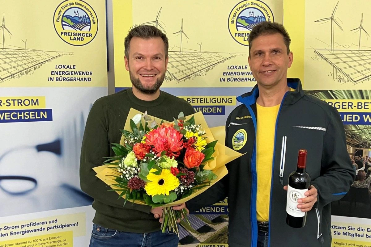 Vorstand Werner Hillebrand-Hansen begrüßte kürzlich Sebastian Nelles (links) als 2.500 Mitglied der Bürger Energie Genossenschaft – Freisinger Land eG. (BEG-FS).