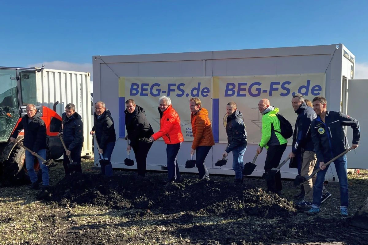 Stephan Pellmeyer (Aufsichtsrat BEG-FS), Andreas Henze (Vorstand BEG-FS), Meinrad Ettengruber (GLS Gemeinschaftsbank), Johannes Mahl (Geschäftsleiter Zweckverband Neufahrn/Eching), Helmut Petz ( Landrat), Sebastian Thaler (1. Bürgermeister Eching), Jakob Strey (Projektmanager BEG-FS), Florian Pflügler (Aufsichtsrat BEG-FS), Angelika Barth (Gemeinde Eching), Markus Scheungrab (Vispiron AG), Werner Hillebrand-Hansen (Vorstand BEG-FS) beim Spatenstich für den Bürger-Solarpark Eching Ost. (Foto: BEG-FS)