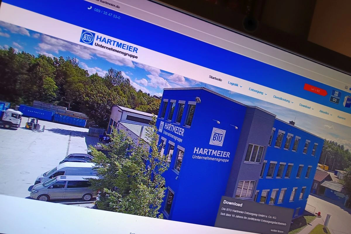 Webseite der Firma BTU Hartmeier auf Monitor (Foto: Ushel.news)