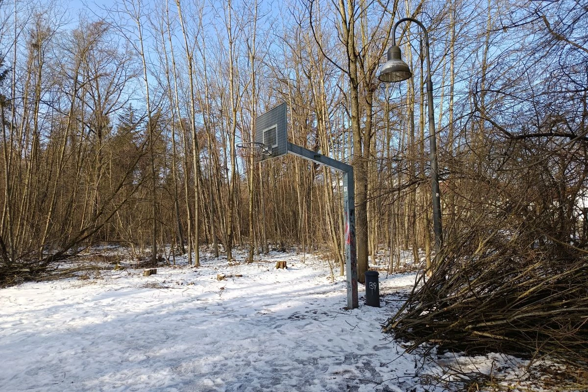 Der Basketballlplatz auf dem Spielplatz am Moosweiher im Januar 2026. (Foto: Peter Marwan)
