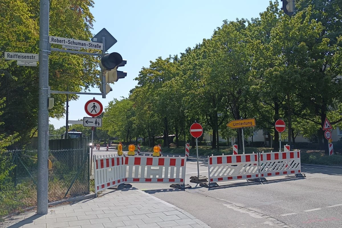 Absperrung und Beschilderung der Baustelle am Münchner Ring. (Foto: Peter Marwan)