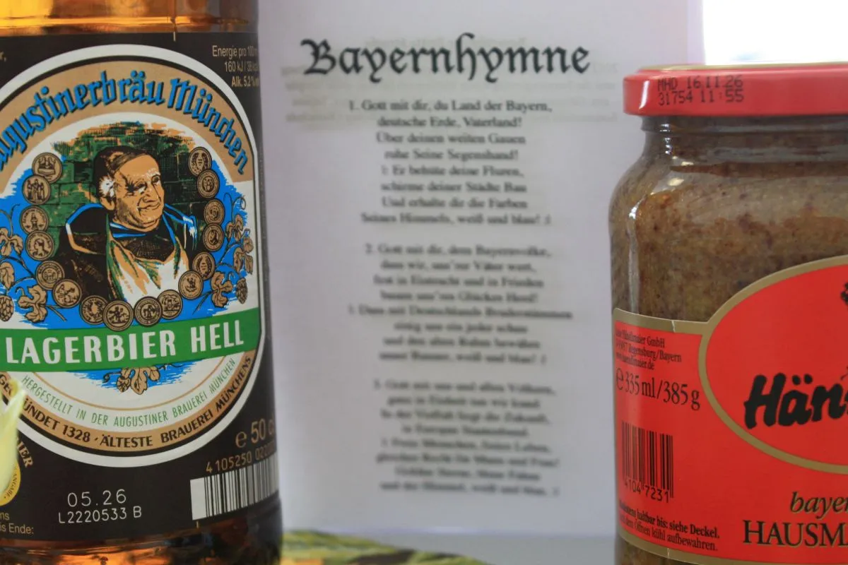 Bierflasche, Text der Bayernhymne und süßer Senf (Bild: Peter Marwan)