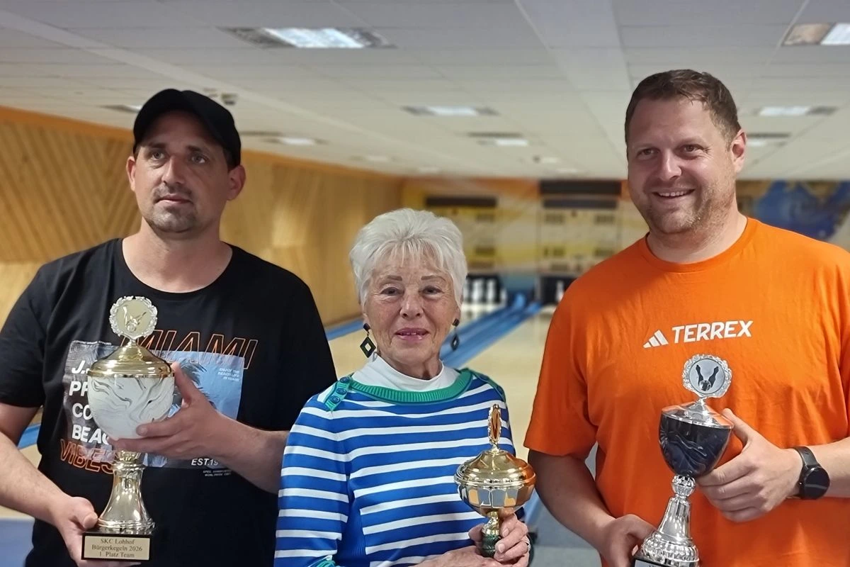 Als Stadtmeister 2026 stehen nach dem Bürgerkegeln fest: Peter Nefzger mit dem Team „Rammadamma“, Sylvia Alscher (Stadtmeisterin Frauen) und Maxi Poppe (Stadtmeister Männer). Stadtmeister Jugend (nicht im Bild) ist Moritz Schulz-Gerchow. (Foto: SKC Lohhof)