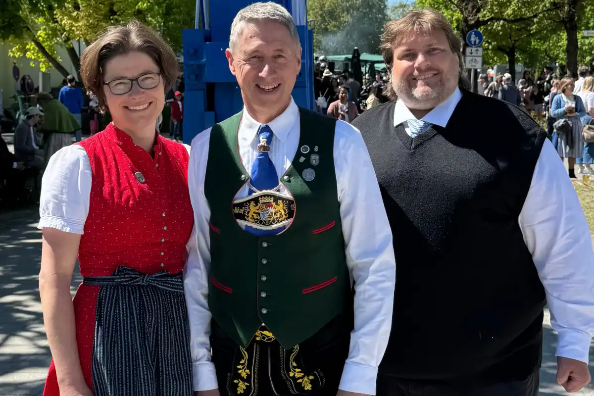 Erster Bürgermeister Christoph Böck (Mitte) mit seinen künftigen Stellvertreter:innen: Dr. Birte Bode und Stefan Krimmer (Foto zur Verfügung gestellt von Stefan Krimmer)