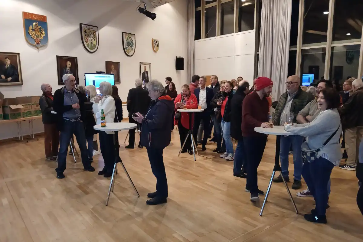 Beim Warten auf das Wahlergebnis gab es viel Zeit für Austausch und Diskussion (Foto: Helmut Göbel)