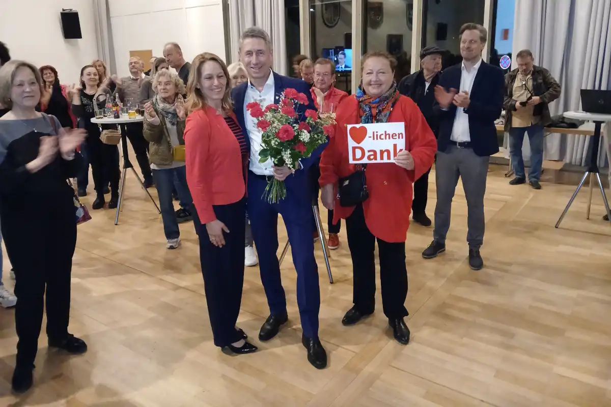 Der strahlende Sieger mit den obligatorischen Roten Rosen (Foto: Helmut Göbel)
