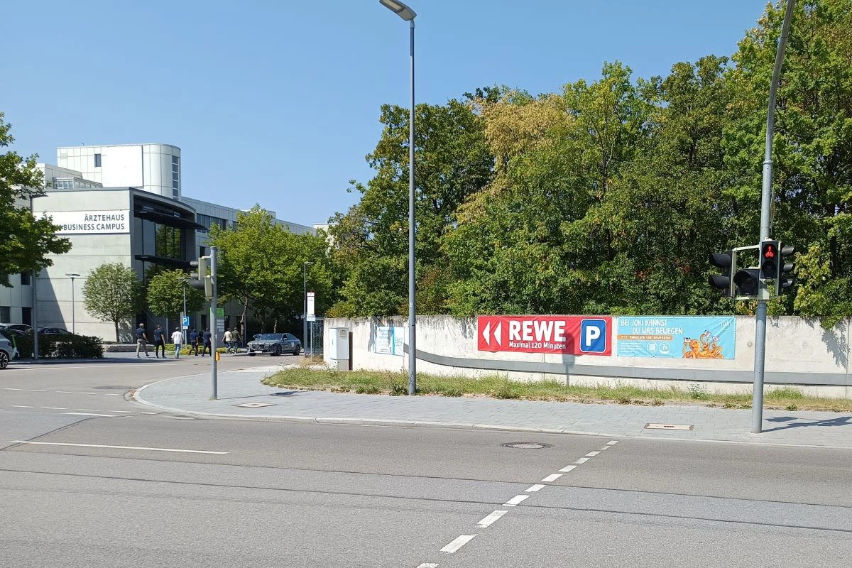 Einfahrt zum Business Campus Unterschleißheim vpn der Landshuter Straße bei der Bushaltestelle Keltenschanze (Foto: Peter Marwan)