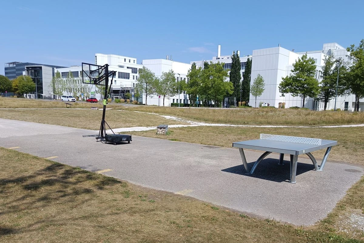 Tischtennisplatte und Basketballkorb im Business Campus Unterschleißheim (Foto: Peter Marwan)