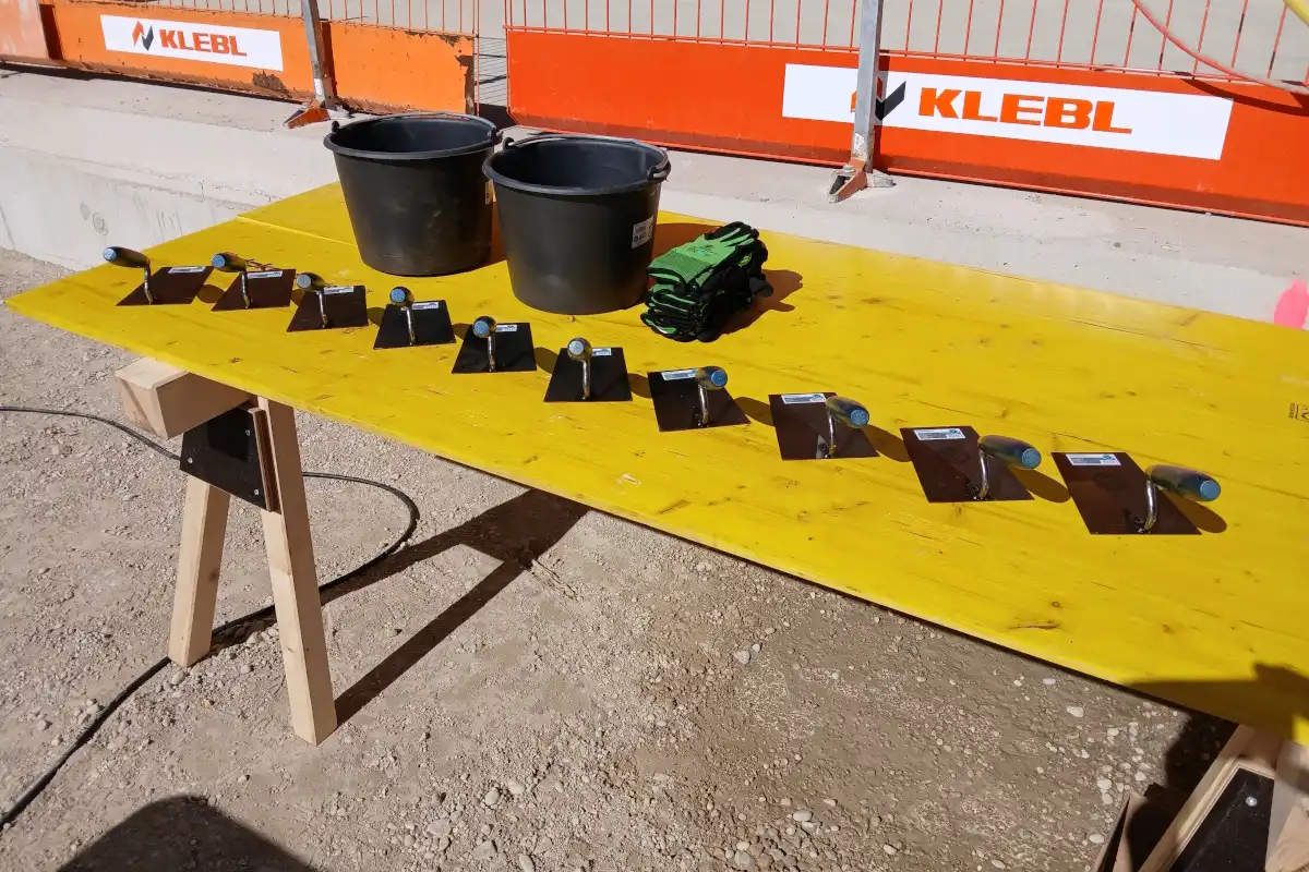 Alles ist vorbereitet für die Grundsteinlegung. (Foto: Helmut Göbel)