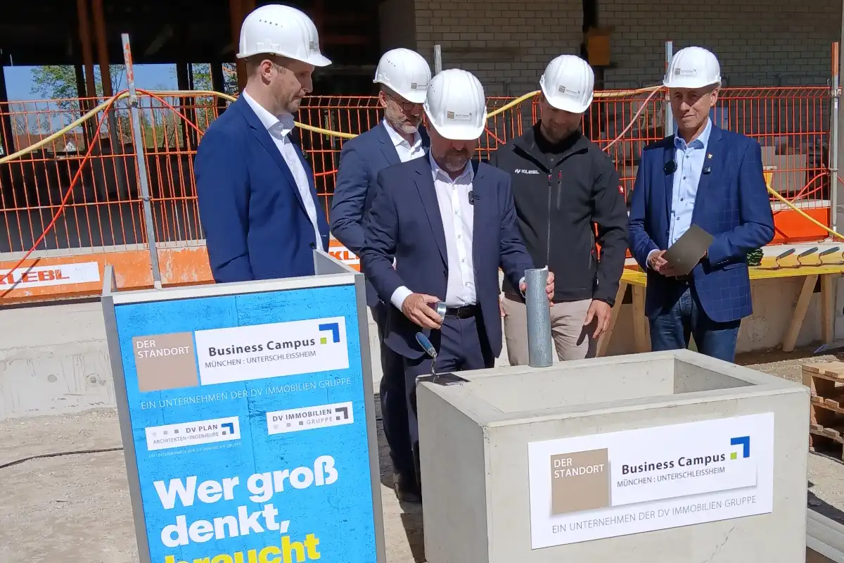 Geschäftsführer Michael Blaschek bereitet die Zeitkapsel vor ... (Foto: Helmut Göbel)