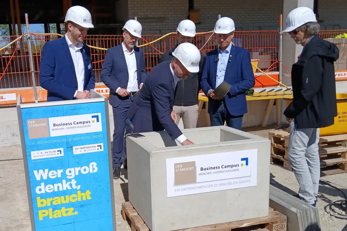 ... und versenkt sie in den Grundstein (Foto: Helmut Göbel)