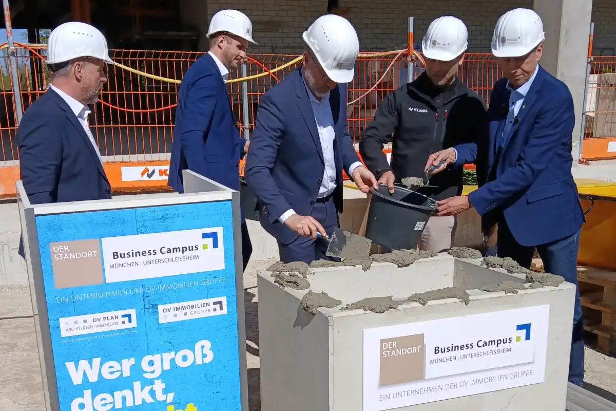 Der Mörtel wird ordentlich verteilt. Bürgermeister Christoph Böck assistiert dabei. (Foto: Helmut Göbel)