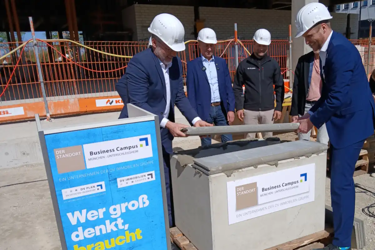 Der Grundstein wird durch die beiden Geschäftsführer verschlossen. (Foto: Helmut Göbel)