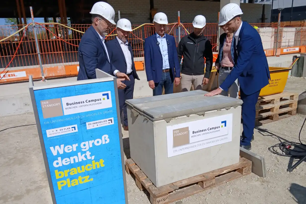 Und fertig ist der Grundstein. (Foto: Helmut Göbel)