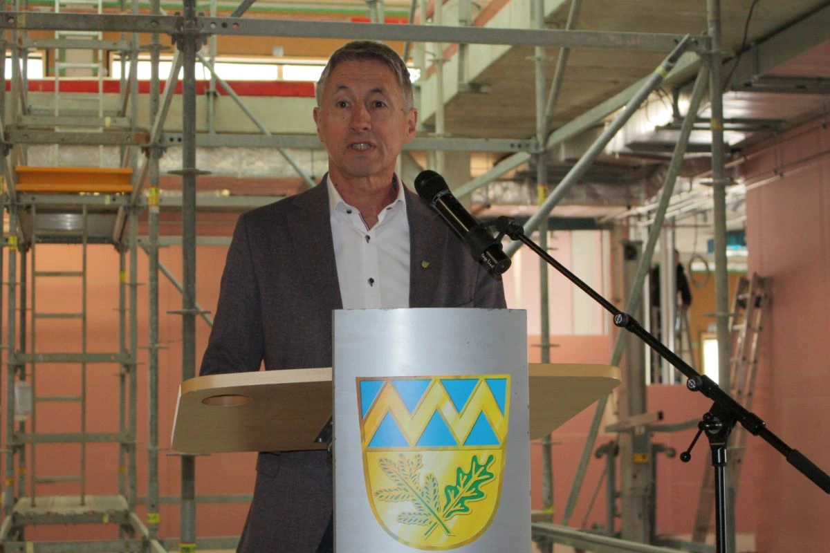 Bürgermeister Christoph Böck bei seine rAnsprache beim Richtfest für den COG-Erweiterungsbau. (Foto: Peter Marwan)