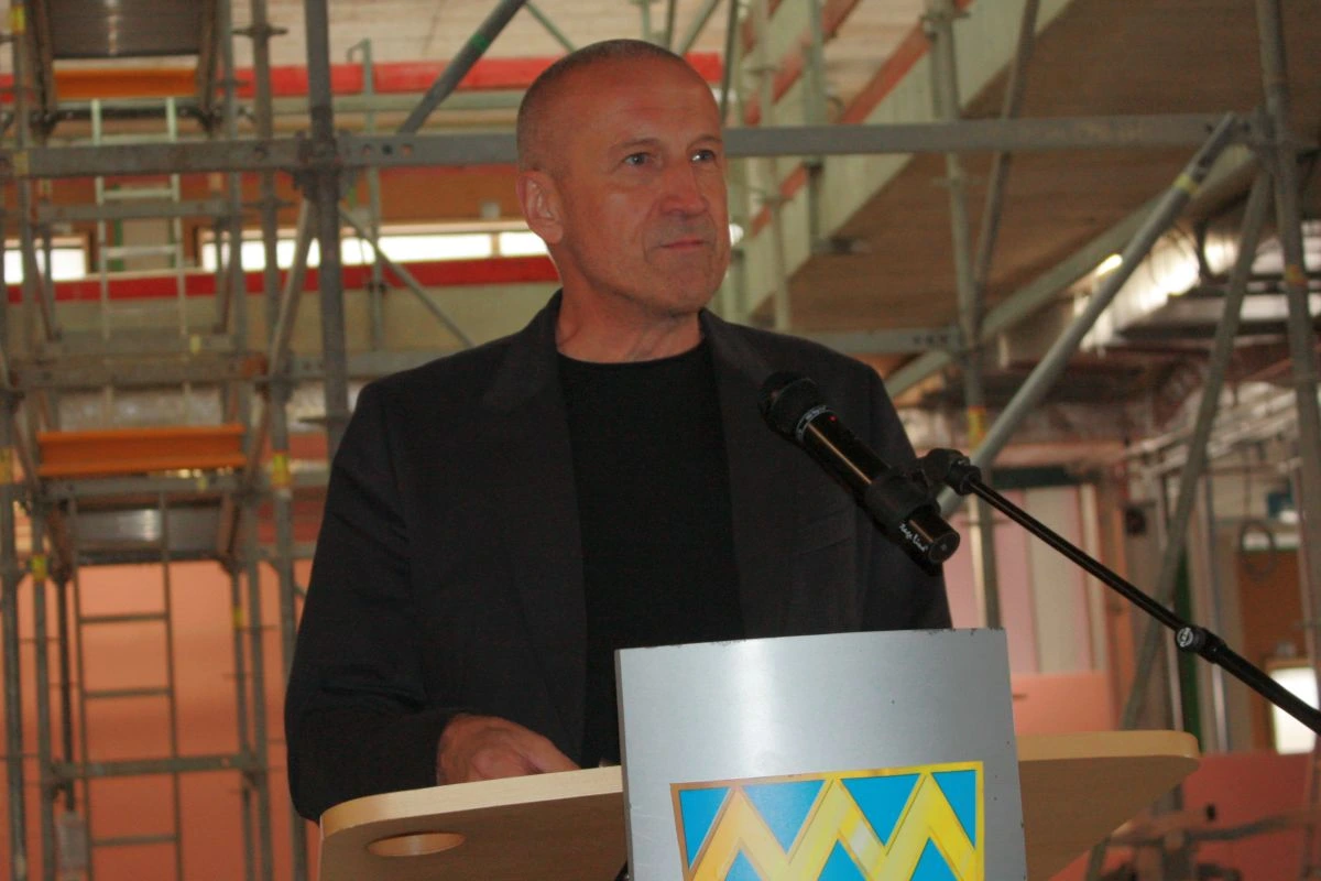 Architekt Gerhard Eckl bei seiner Rede beim Richtfest für den COG-Erweiterungsbau. (Foto: Peter Marwan)