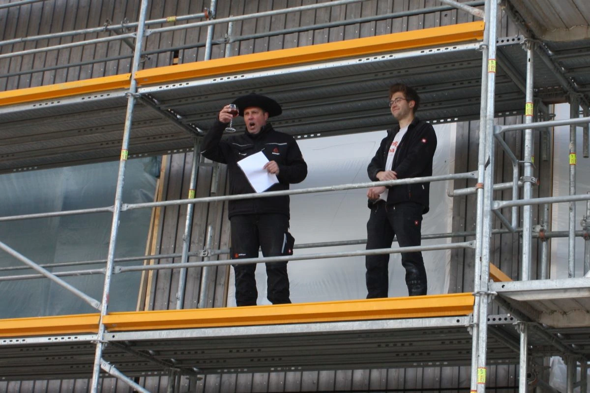 Bauleiter Danny Lange (links) und Zimmerman Maik Majewski auf dem Gerüst beim Richtspruch des COG-Erweiterungsbaus (Foto: Peter Marwan)