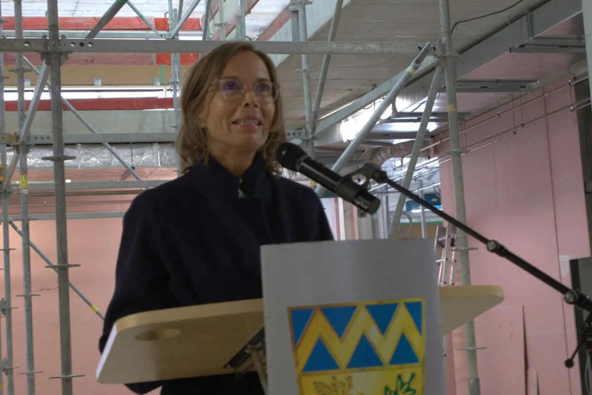 Nicola Gerhardt als Stellvertreterin von Landrat Christoph Göbel bei 9ihrer Rede beim Richtfest des COG-Erweiterungsbaus (Foto: Peter Marwan)