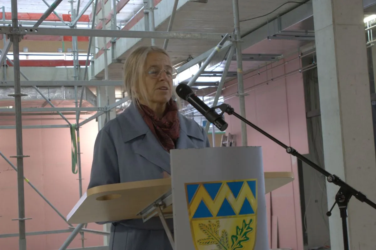 Schulleiterin Greta Schicker bei ihrer Rede zum Richtfest des Erweiteruingsbaus des Carl-Orff-Gymnasiums (Foto: Peter Marwan)