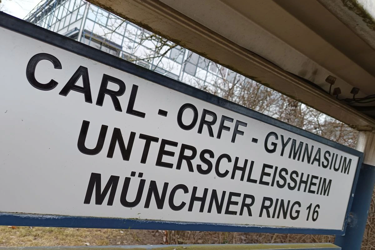 Schild am Eingang des Carl-Orff-Gymnasiums (Foto: Peter Marwan)
