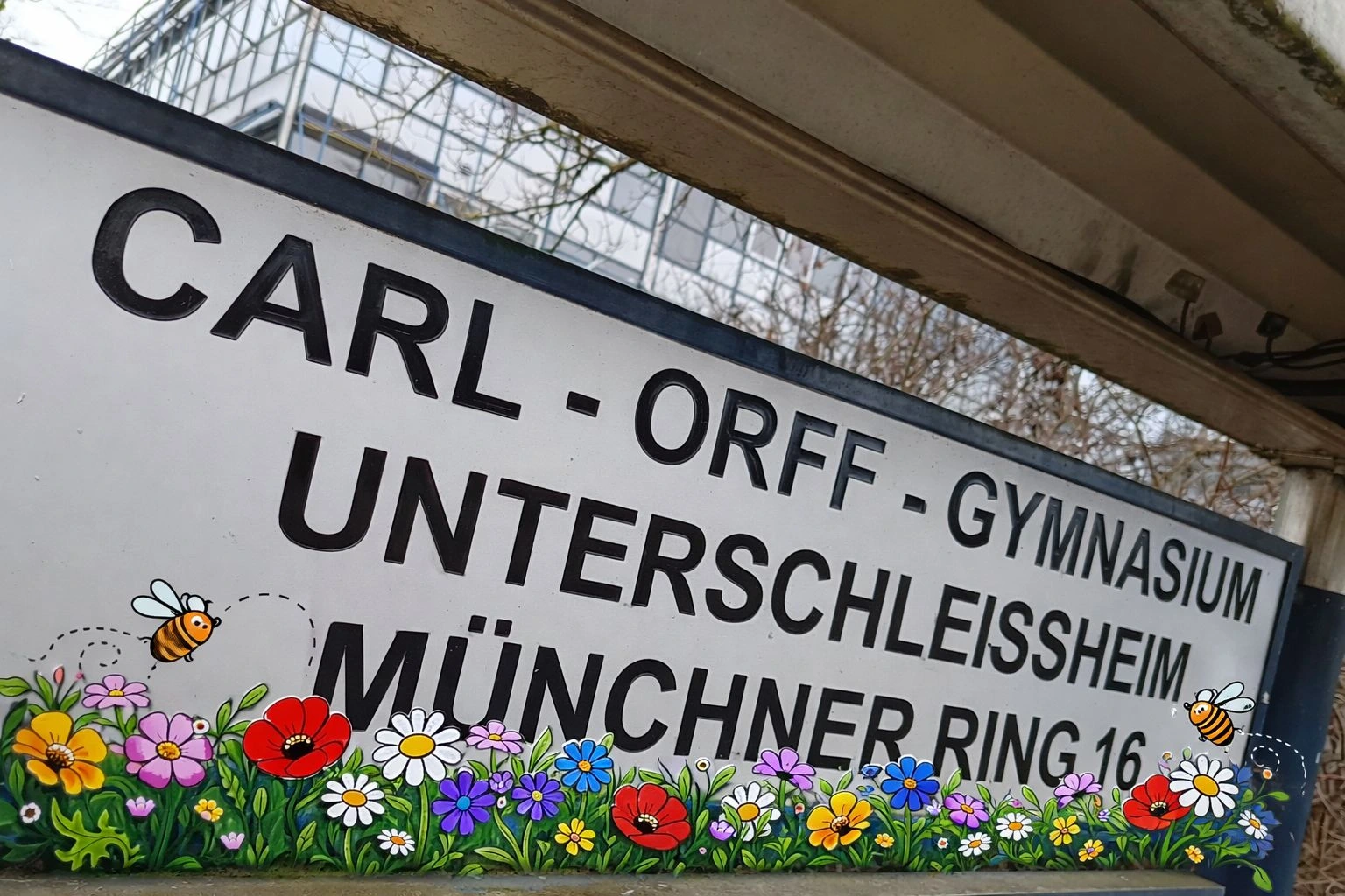 Das Carl-Orff-Gymnasium hat vom LBV erneut die Auszeichnung als Umweltschule erhalten und wurde vom Lions Club Schleißheim mit einem Preis für „Jugend engagiert sich“ ausgezeichnet. (Bild: Peter Marwan)