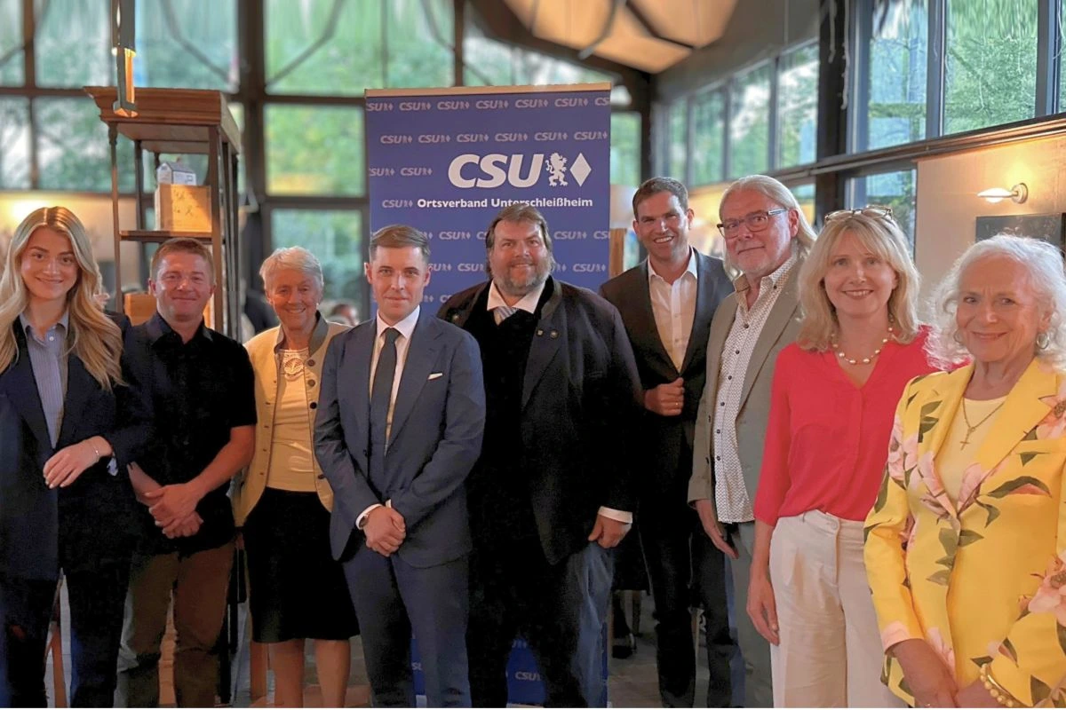 Gruppenbild mit neun Personen und Aufstteller mit Schriftzug CSU im Hintergrund (Foto: CSU Unterschleißheim)