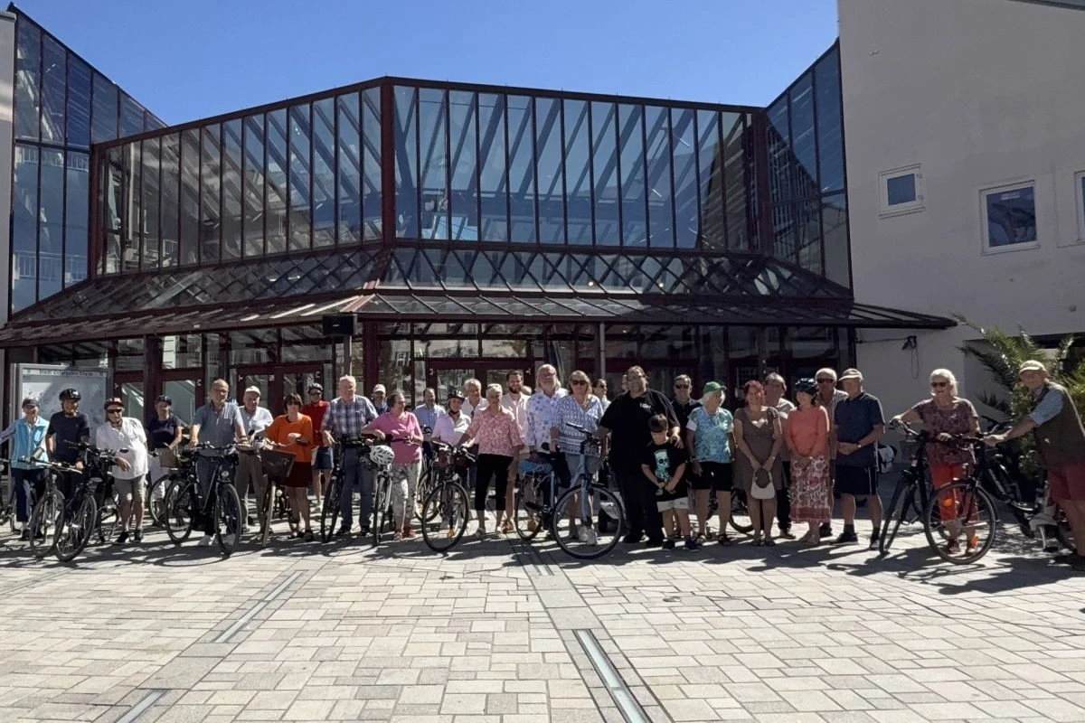 Gruppe von Radfahrern bei sonnigem Wetter vor dem Rathaus Unterschleißheim (Foto: CSU Unterschleißheim)