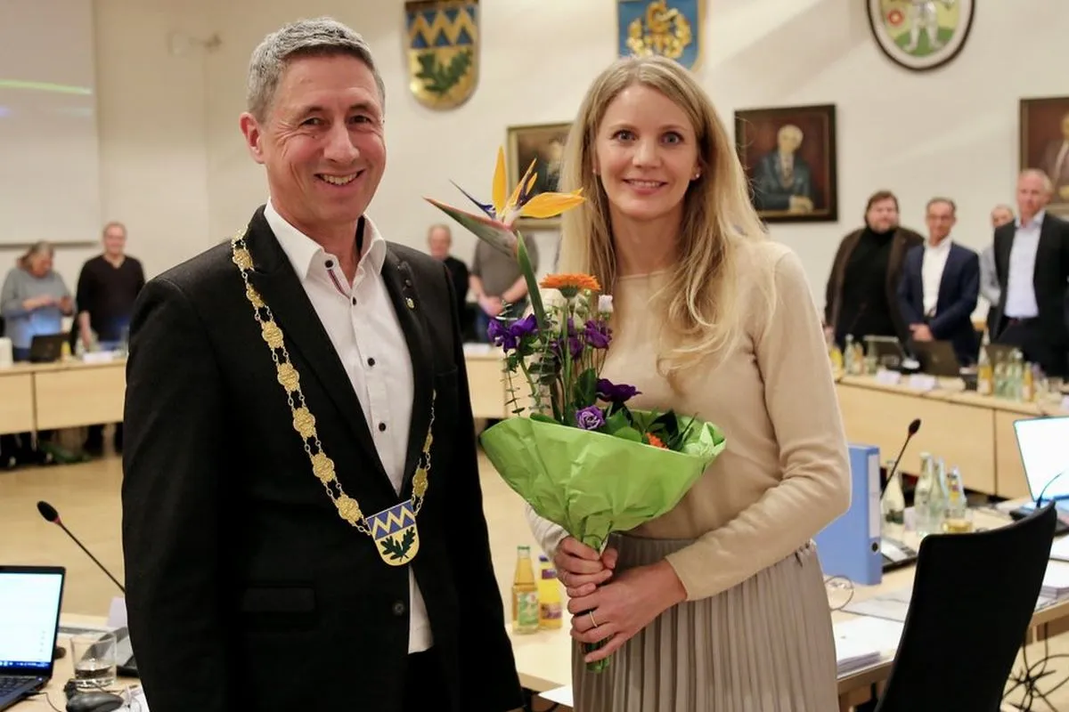 Carolin Kranz nach ihrer Vereidigung als Stadträtin für das BfU 2024, nachdem sie für FDP-Stadtrat Riederle nachgerückt war. (Bild: Stadt Unterschleißheim)