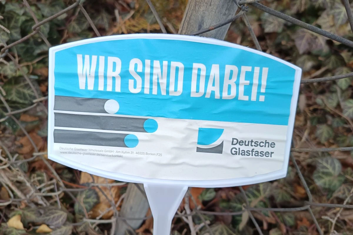 Schild der Deutsche Glasfaser am Münchner Ring in Unterschleißheim (Foto: Peter Marwan)
