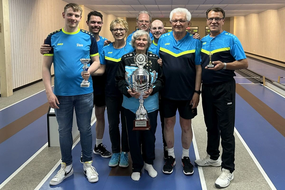 Das Lohhofer Erfolgsteam beim „Dracula-Cup 2026“ mit (vorne von links) Steve Hagn, Florian Schüchel, Susanne Hömke, Monika Hartmann. Dahinter von links: Toni Wunderlich, Julian Zimmer, Sepp Oster, Sorin Gavriloiu (Bild: SKC Lohhof)