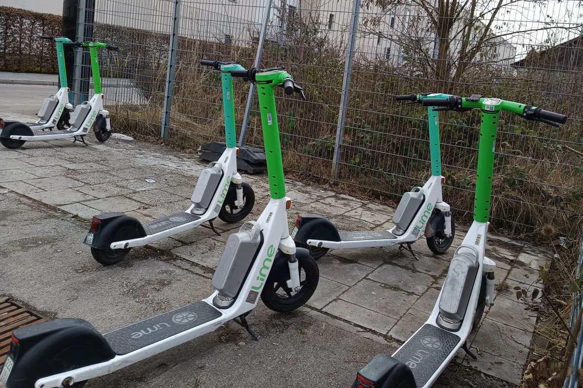 Der E-Scooter-Sammelpatz auf der Ostseite der S-Bahn-Station Lohhof. (Foto: Peter Marwan)