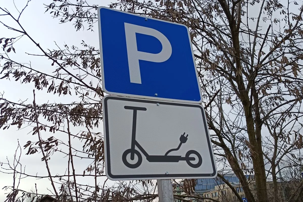 Schild für einen E-Scooter-Sammelpatz in UNterschließheim (Foto: Peter Marwan)