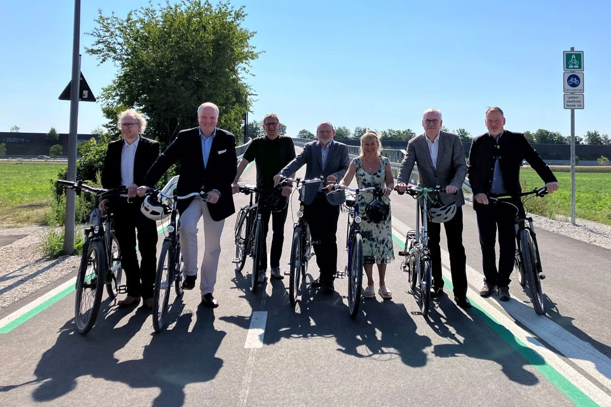 Menschen auf Fahrrädern haben sich nebeneinander auf dem Radschnellweg aufgestellt. (Foto: Landkreis München)