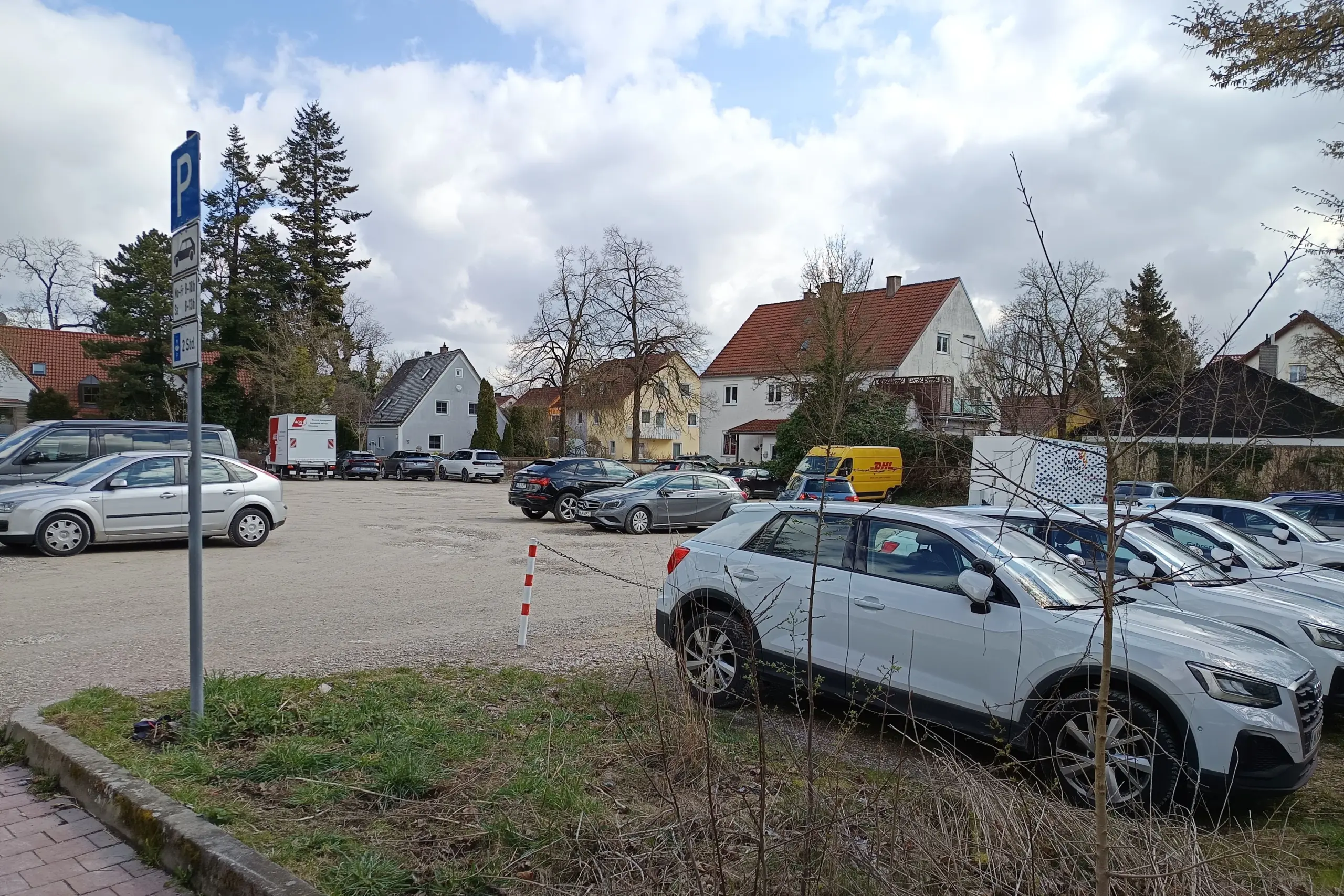 Das derzeit als Parkplatz genutzte "Esso-Grundstück" an der Ecke Bezirksstraße/Buchenstraße (Foto: Peter Marwan)