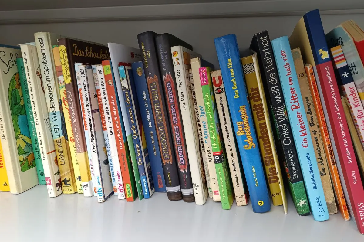 Rücken von Kinderbüchern in einem Buchregal (Foto: Peter Marwan)