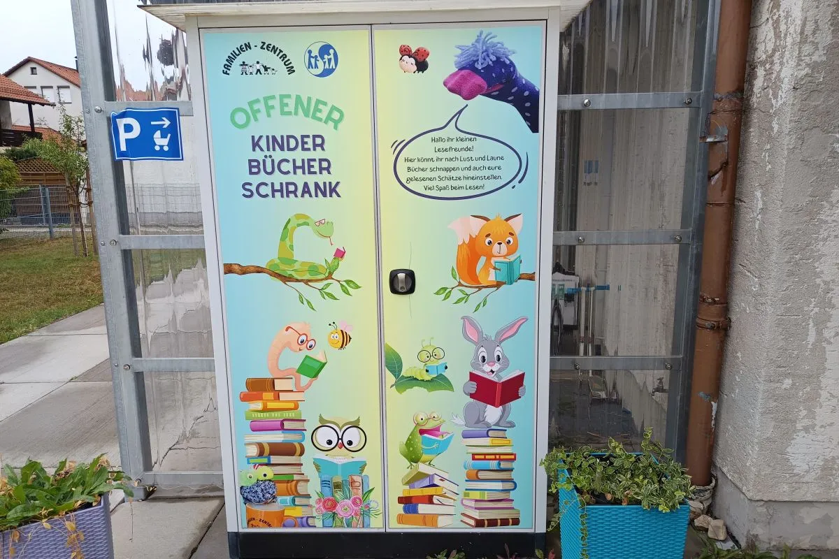 Der offene Bücherschrank des Familienzentrums (Foto: Peter Marwan)