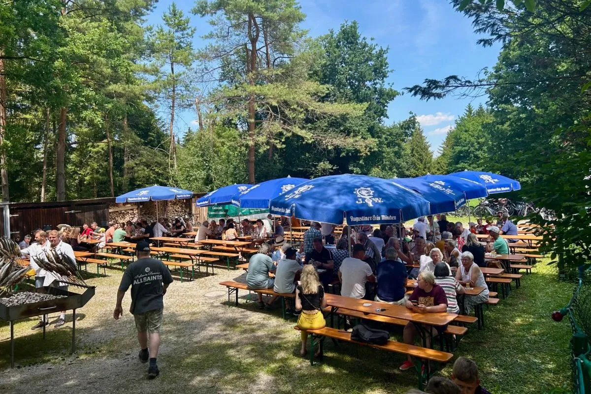 Bänke, Tische und Sonnenschirmen beim Fischerfest . ( Foto: Fischereiverein Unterschleißheim)
