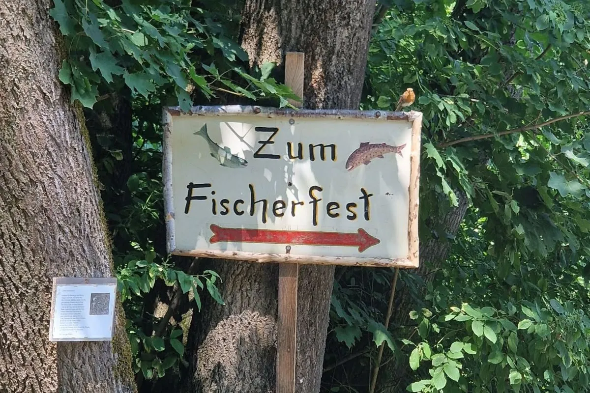 Schild mit Aufschrift "Zum Fischerfest" ( Foto: Fischereiverein Unterschleißheim)